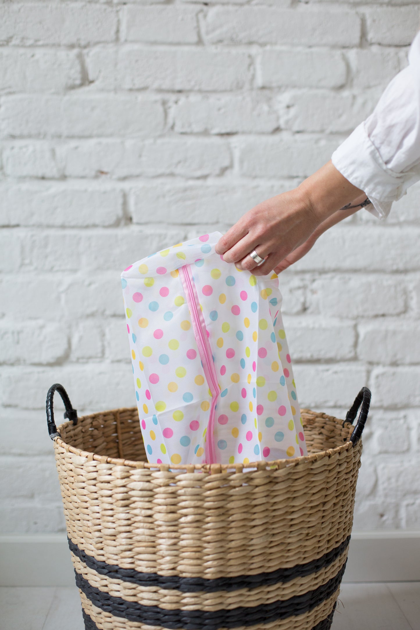 Mesh Laundry Bag for Washing Reusable Cloth Menstrual Period Pads for Women and Washable Feminine Daily Panty Liners for Vaginal Discharge; for washers and dryers, protecting from tangling and damage